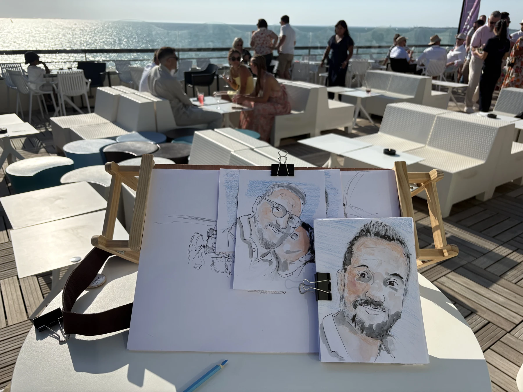 Portraits dessinés sur place, au bord de la mer