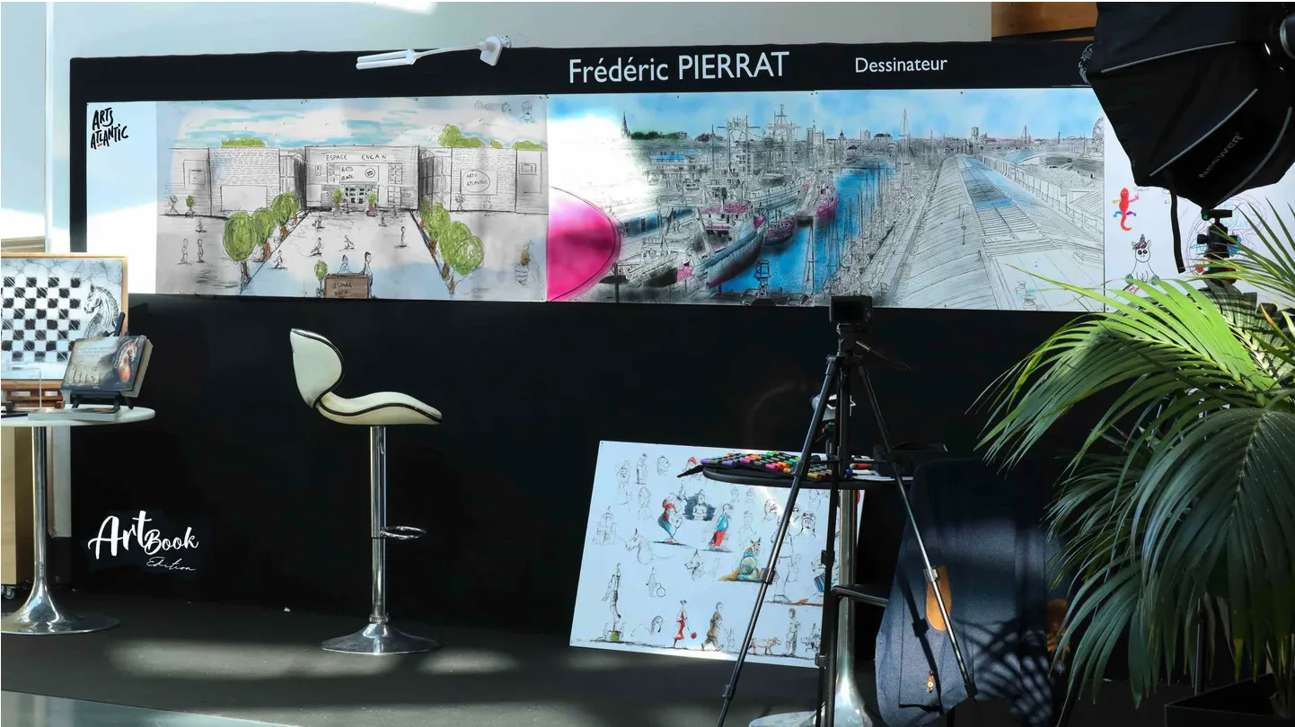 Installation de Frédéric Pierrat : grande fresque dessinée, chaise et matériel de dessin en direct